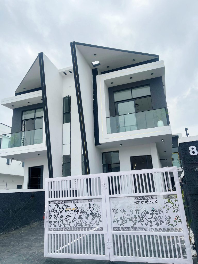 4 Bedroom in Ikota GRA